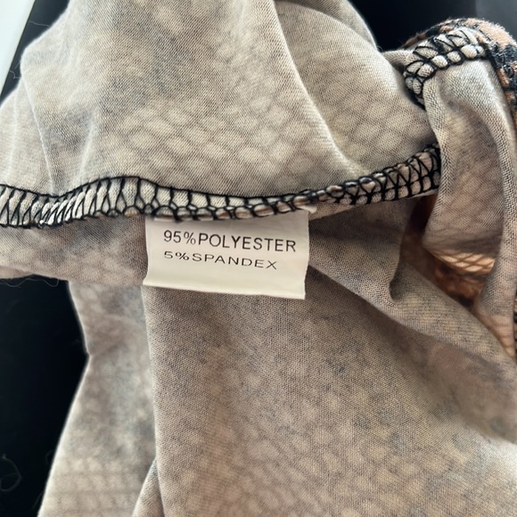 3/$15 Women’s Large leopard print bodysuit - Picture 4 of 4